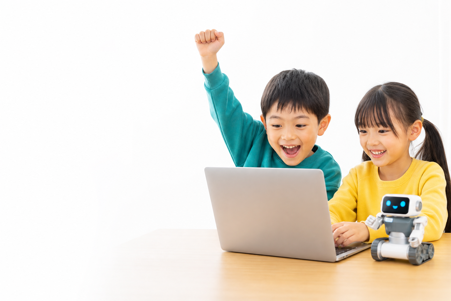 ノートPCでプログラミングを楽しむ子どもたち